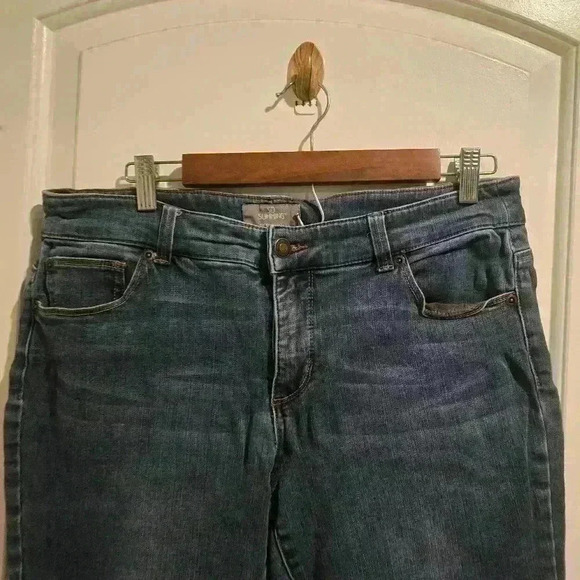 P7010 chico's so slimming  medium wash size  1.5 /32in short - Picture 3 of 9